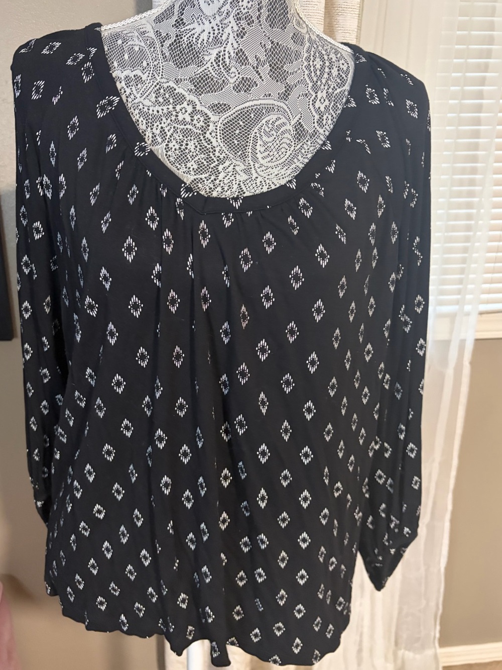 Old Navy Black Long-Sleeve V-Neck Top with White Diamond Print, size M